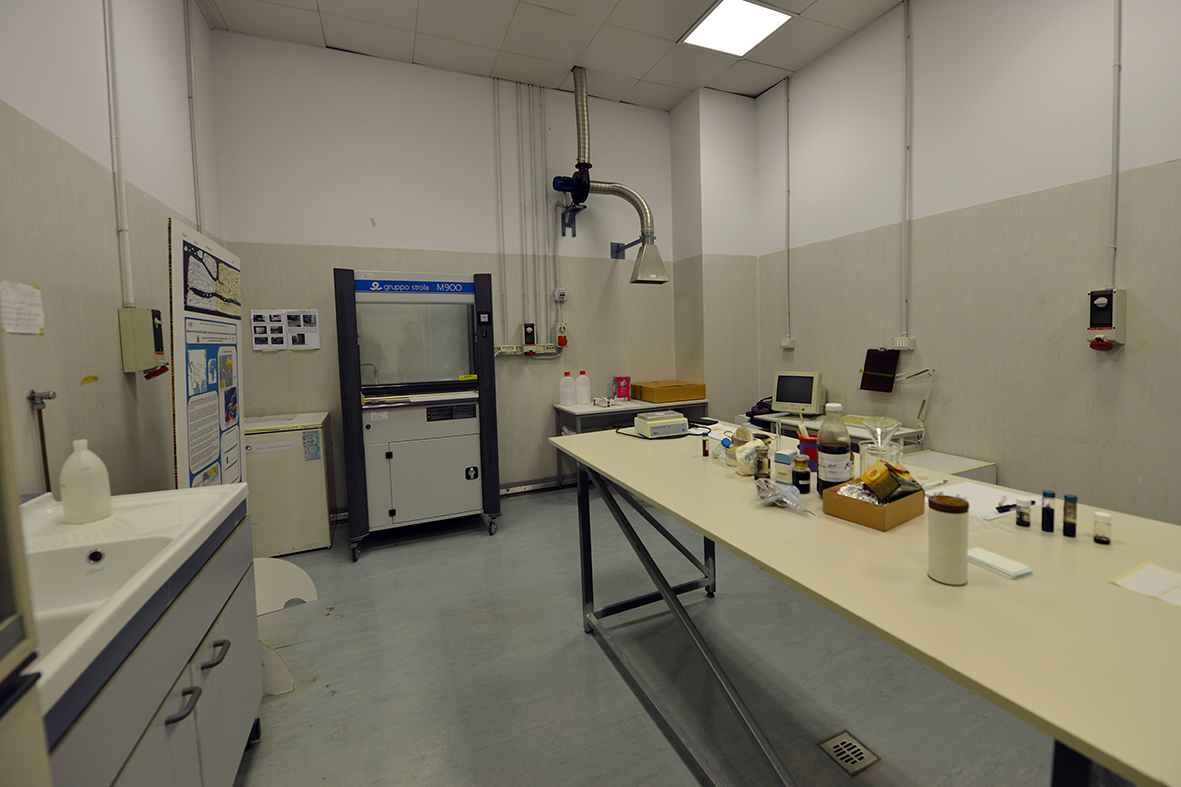 Panoramica MoSeF Lab: in fondo si nota la cappa chimica
